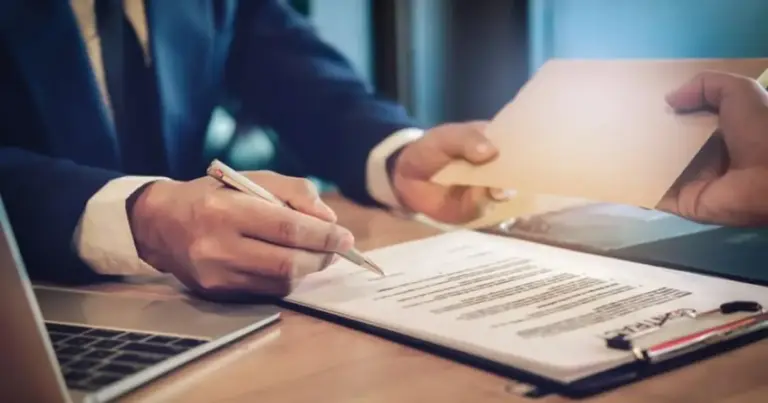 Οι εργαζόμενοι που χάνουν τη δουλειά τους λόγω πτώχευσης ή αναστολής εργασιών της επιχείρησης, μπορούν να διεκδικήσουν τις ανεξόφλητες αποδοχές τους μέσω του Λογαριασμού Προστασίας Εργαζομένων (πρώην Εγγυητικό Κεφάλαιο) που διαχειρίζεται η ΔΥΠΑ.