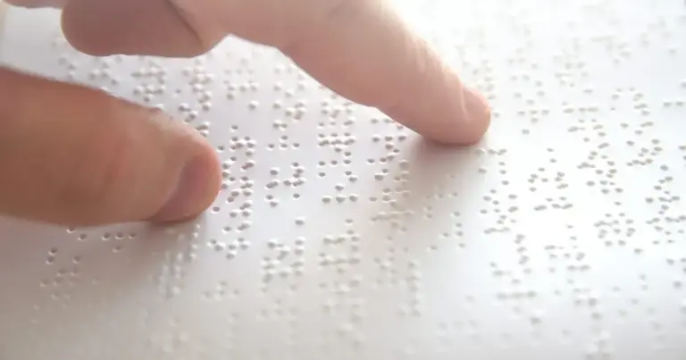 Η απόκτηση της πιστοποίησης γραφής Braille αποτελεί σήμερα ένα από τα πιο ισχυρά «χαρτιά» για τους εκπαιδευτικούς που επιθυμούν να συγκεντρώσουν επιπλέον μόρια στους πίνακες του ΑΣΕΠ και να διεκδικήσουν μια θέση στην Ειδική Αγωγή. Αν αναρωτιέστε ποια είναι η διαδικασία, πού θα εκπαιδευτείτε και πώς θα δώσετε τις εξετάσεις για να πάρετε την πολυπόθητη επάρκεια, βρίσκεστε στο σωστό σημείο. Δεν πρόκειται απλώς για μια τυπική προσθήκη στο βιογραφικό σας, αλλά για ένα ουσιαστικό εργαλείο ένταξης και προσβασιμότητας που ανοίγει πόρτες σε μόνιμους διορισμούς και προσλήψεις αναπληρωτών.