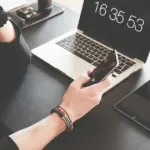 Το πρόγραμμα, που χρηματοδοτείται από πόρους του Ταμείου Ανάκαμψης, στοχεύει στον τεχνολογικό εκσυγχρονισμό των εργαζομένων που απασχολούνται εξ αποστάσεως, καλύπτοντας δαπάνες για την αγορά φορητών υπολογιστών, περιφερειακών συσκευών και λογισμικού ασφαλείας.
