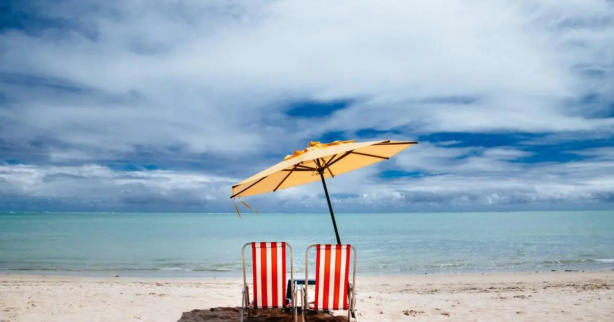 Με την πλατφόρμα των αιτήσεων να αναμένεται να ανοίξει το αμέσως επόμενο διάστημα, οι ενδιαφερόμενοι πρέπει να γνωρίζουν ότι η μοριοδότηση λειτουργεί ως "κόφτης" που καθορίζει ποιοι από τους χιλιάδες αιτούντες θα εξασφαλίσουν τελικά το voucher για δωρεάν διαμονή και ακτοπλοϊκά εισιτήρια.