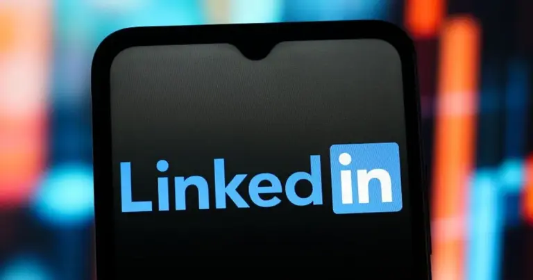Στην ελληνική αγορά, όπου οι συστάσεις και η προσωπική επαφή εξακολουθούν να έχουν τεράστια βαρύτητα, το LinkedIn δεν λειτουργεί απλώς ως ένα online βιογραφικό, αλλά ως μια δυναμική πλατφόρμα που σας τοποθετεί μπροστά από τους σωστούς ανθρώπους την κατάλληλη στιγμή.