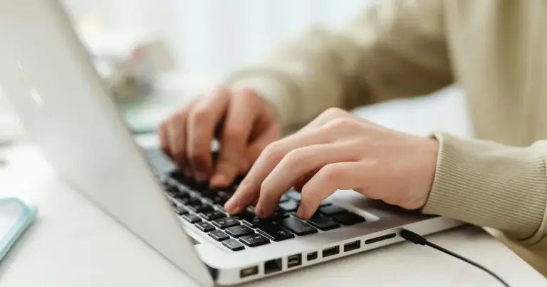 Η αίτηση για το κοινωνικό οικιακό τιμολόγιο (ΚΟΤ) αποτελεί την πιο άμεση λύση για να μειώσετε το κόστος του ηλεκτρικού ρεύματος έως και 70%, ειδικά αν βρίσκεστε σε καθεστώς ανεργίας και το εισόδημά σας έχει περιοριστεί σημαντικά. Η διαδικασία γίνεται αποκλειστικά ηλεκτρονικά μέσω της πλατφόρμας της ΗΔΙΚΑ και απαιτεί την επιβεβαίωση της ιδιότητάς σας από τη ΔΥΠΑ (πρώην ΟΑΕΔ), καθώς και την τήρηση συγκεκριμένων εισοδηματικών και περιουσιακών κριτηρίων. Τον Απρίλιο του 2026, οι έλεγχοι είναι αυτόματοι και διασταυρώνονται σε πραγματικό χρόνο, οπότε είναι απαραίτητο να γνωρίζετε ακριβώς ποια βήματα πρέπει να ακολουθήσετε για να μην απορριφθεί η αίτησή σας λόγω τυπικών λαθών στο μισθωτήριο ή στον αριθμό παροχής.