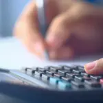 Για να υπολογίσετε το ακριβές ποσό που θα μπει στην τσέπη σας με την πρώτη πλήρη πληρωμή του Απριλίου, θα πρέπει να λάβετε υπόψη τις πρόσφατες αναπροσαρμογές στις κρατήσεις και τα κλιμάκια του κατώτατου μισθού που ισχύουν πλέον σε οριζόντια κλίμακα για τον ιδιωτικό τομέα. Ο Απρίλιος παραδοσιακά αποτελεί έναν μήνα-ορόσημο για τις αποδοχές των εργαζομένων, καθώς πολλές από τις αλλαγές που ανακοινώνονται στις αρχές του έτους αποτυπώνονται πλήρως στις εκκαθαρίσεις αυτής της περιόδου.