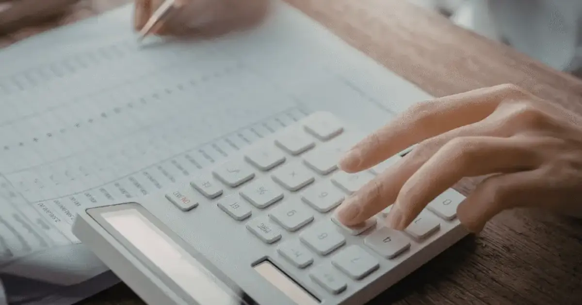 Ο υπολογισμός του ωρομισθίου στην εξαήμερη απασχόληση αποτελεί το κλειδί για να γνωρίζετε ακριβώς πόσα χρήματα πρέπει να μπαίνουν στον λογαριασμό σας κάθε μήνα, ειδικά μετά τις πρόσφατες νομοθετικές αλλαγές που επιτρέπουν την έκτη ημέρα εργασίας σε συγκεκριμένους κλάδους. Αν εργάζεστε έξι ημέρες την εβδομάδα, το ωρομίσθιό σας δεν προκύπτει απλώς διαιρώντας τον μισθό με τις ώρες του μήνα, αλλά ακολουθεί μια συγκεκριμένη μαθηματική φόρμουλα που λαμβάνει υπόψη το 40ωρο, τις προσαυξήσεις της έκτης ημέρας και τον νέο κατώτατο μισθό που ισχύει από τον Απρίλιο του 2026.