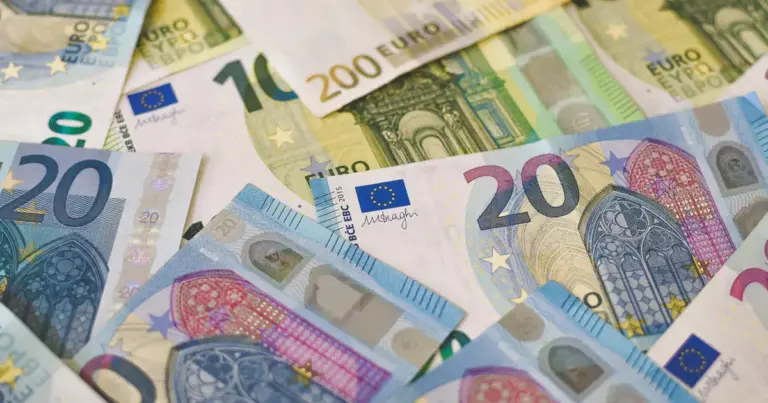 Λόγω της αργίας την Παρασκευή 1 Μαΐου 2026, οι πληρωμές των βασικών επιδομάτων του ΟΠΕΚΑ και της ΔΥΠΑ ολοκληρώθηκαν νωρίτερα, προκειμένου οι δικαιούχοι να έχουν πρόσβαση στα χρήματά τους πριν από το τριήμερο. Η είδηση είναι ότι η συντριπτική πλειονότητα των πιστώσεων έχει ήδη πραγματοποιηθεί από το απόγευμα της Πέμπτης 30 Απριλίου.
