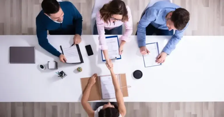 Η σύντομη απάντηση είναι ότι οι τράπεζες δεν ψάχνουν πια απλώς «υπαλλήλους», αλλά θωρακισμένους γνώστες του ψηφιακού κινδύνου. Σήμερα, 15 Απριλίου 2026, η κατοχή μιας πιστοποίησης στην Κυβερνοασφάλεια (Cybersecurity) αποτελεί το ισχυρότερο «διαβατήριο» για να περάσει το βιογραφικό σας το κατώφλι ενός χρηματοπιστωτικού ιδρύματος, καθώς οι κυβερνοεπιθέσεις αποτελούν πλέον τη μεγαλύτερη απειλή για το παγκόσμιο τραπεζικό σύστημα.