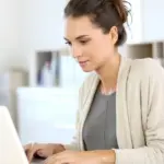 Η κατάθεση ξενόγλωσσων τίτλων σπουδών και πιστοποιητικών γλωσσομάθειας στο Δημόσιο και τον ΑΣΕΠ απαιτεί πλέον αποκλειστικά επίσημη μετάφραση από πιστοποιημένους μεταφραστές ή δικηγόρους, καθώς η παλιά Μεταφραστική Υπηρεσία του Υπουργείου Εξωτερικών έχει αντικατασταθεί πλήρως από το Μητρώο Πιστοποιημένων Μεταφραστών. Αν ετοιμάζετε τον φάκελό σας για μια προκήρυξη το 2026, η είδηση είναι μία: μόνο οι μεταφράσεις που φέρουν την ψηφιακή υπογραφή ή τη σφραγίδα δικηγόρου με τη σχετική βεβαίωση γίνονται δεκτές, αλλιώς κινδυνεύετε με απόρριψη της αίτησής σας.