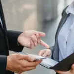 Η επιτυχημένη διαπραγμάτευση μισθού το 2026 βασίζεται στον συνδυασμό της τεκμηριωμένης αξίας σας και στη χρήση στρατηγικών φράσεων που μετατοπίζουν τη συζήτηση από το "κόστος" στο "όφελος" για την επιχείρηση.