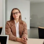 Η επιτυχημένη διαπραγμάτευση μισθού το 2026 βασίζεται στην ικανότητά σας να μετατοπίσετε τη συζήτηση από το «πόσα θέλω» στο «πόση αξία φέρνω», χρησιμοποιώντας συγκεκριμένες φράσεις-κλειδιά που δείχνουν αυτοπεποίθηση και γνώση της αγοράς. Στο σημερινό εργασιακό περιβάλλον στην Ελλάδα, όπου ο πληθωρισμός και η έλλειψη εξειδικευμένων στελεχών έχουν αναθεωρήσει τα μισθολογικά κλιμάκια, η στρατηγική των «έξυπνων ατακών» μπορεί να αυξήσει την τελική προσφορά κατά 15% έως 25%.