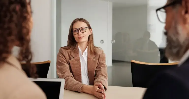 Η επιτυχημένη διαπραγμάτευση μισθού το 2026 βασίζεται στην ικανότητά σας να μετατοπίσετε τη συζήτηση από το «πόσα θέλω» στο «πόση αξία φέρνω», χρησιμοποιώντας συγκεκριμένες φράσεις-κλειδιά που δείχνουν αυτοπεποίθηση και γνώση της αγοράς. Στο σημερινό εργασιακό περιβάλλον στην Ελλάδα, όπου ο πληθωρισμός και η έλλειψη εξειδικευμένων στελεχών έχουν αναθεωρήσει τα μισθολογικά κλιμάκια, η στρατηγική των «έξυπνων ατακών» μπορεί να αυξήσει την τελική προσφορά κατά 15% έως 25%.