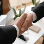 Η επιτυχημένη διαπραγμάτευση μισθού βασίζεται στον συνδυασμό των μετρήσιμων αποτελεσμάτων σας και της γνώσης των νέων ορίων του κατώτατου μισθού που ισχύουν στην Ελλάδα το 2026. Με την αγορά εργασίας να παρουσιάζει έντονη κινητικότητα αυτό το διάστημα, οι εργοδότες είναι πιο ανοιχτοί σε συζητήσεις για αναπροσαρμογή απολαβών, αρκεί το αίτημα να κατατεθεί με επαγγελματισμό και ακριβή στοιχεία.