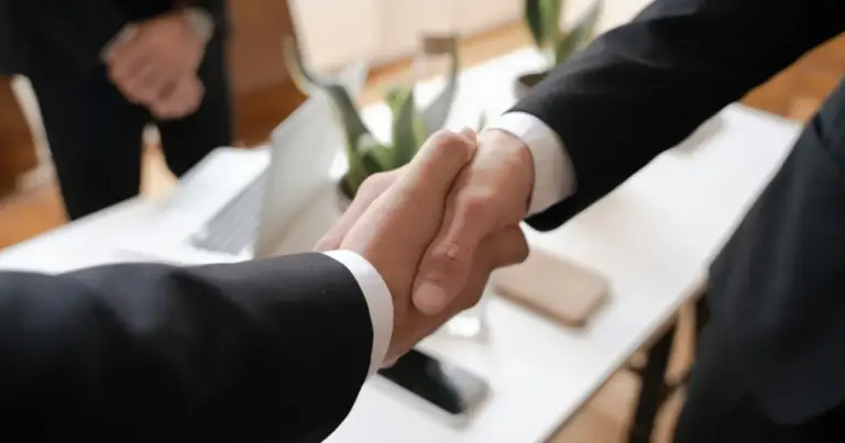 Η επιτυχημένη διαπραγμάτευση μισθού βασίζεται στον συνδυασμό των μετρήσιμων αποτελεσμάτων σας και της γνώσης των νέων ορίων του κατώτατου μισθού που ισχύουν στην Ελλάδα το 2026. Με την αγορά εργασίας να παρουσιάζει έντονη κινητικότητα αυτό το διάστημα, οι εργοδότες είναι πιο ανοιχτοί σε συζητήσεις για αναπροσαρμογή απολαβών, αρκεί το αίτημα να κατατεθεί με επαγγελματισμό και ακριβή στοιχεία.