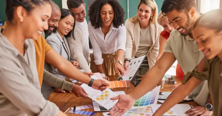 Η νομοθεσία επιτρέπει στους εγγεγραμμένους στα μητρώα να αναβαθμίζουν τις δεξιότητές τους χωρίς να χάνουν τα προνόμια της κάρτας ανεργίας ή το επίδομα, αρκεί να τηρούνται συγκεκριμένες τυπικές προϋποθέσεις.