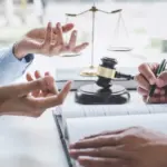 Η καθυστέρηση καταβολής του μισθού για διάστημα μεγαλύτερο των δύο μηνών θεωρείται πλέον από τον νόμο μονομερής βλαπτική μεταβολή των όρων εργασίας, δίνοντας στον εργαζόμενο το δικαίωμα να αποχωρήσει εισπράττοντας ολόκληρη την αποζημίωση απόλυσης. Αν βρίσκεστε αντιμέτωποι με έναν εργοδότη που επικαλείται «προσωρινή ταμειακή δυσχέρεια», οφείλετε να γνωρίζετε ότι το 2026 οι διαδικασίες μέσω της Επιθεώρησης Εργασίας και της έκδοσης διαταγής πληρωμής έχουν απλοποιηθεί σημαντικά, αρκεί να κινηθείτε εντός των προβλεπόμενων προθεσμιών.