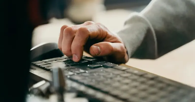 Το ψηφιακό μητρώο ΑΣΕΠ αποτελεί τη "βιογραφική βάση" κάθε υποψηφίου και η σωστή οργάνωσή του είναι ο μοναδικός τρόπος για να αποφύγετε τις απορρίψεις και τις καθυστερήσεις που παρατηρούνται στις μεγάλες προκηρύξεις του 2026. Η είδηση είναι απλή: αν το μητρώο σας δεν είναι επικαιροποιημένο και ορθά δομημένο πριν ανοίξει μια πλατφόρμα αίτησης, το σύστημα συχνά "κολλάει" λόγω υπερφόρτωσης, με αποτέλεσμα να χάνετε πολύτιμο χρόνο ή ακόμα και τη δυνατότητα συμμετοχής.