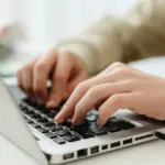 Η δημιουργία και η σωστή ενημέρωση του ψηφιακού μητρώου στον ΑΣΕΠ αποτελεί το πρώτο και πιο κρίσιμο βήμα για κάθε διορισμό, καθώς η λανθασμένη μεταφόρτωση έστω και ενός εγγράφου μπορεί να οδηγήσει σε ακύρωση της υποψηφιότητας ή απώλεια πολύτιμων μορίων. Με τις μεγάλες προκηρύξεις του 2026 να βρίσκονται σε εξέλιξη, η πλατφόρμα δέχεται τεράστιο όγκο δεδομένων, καθιστώντας απαραίτητη τη γνώση των τεχνικών προδιαγραφών για να αποφύγετε το «κόλλημα» του συστήματος και τις χρονοβόρες απορρίψεις.