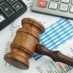 Πόσα χρήματα θα πάρετε στο χέρι αν απολυθείτε έχοντας συμπληρώσει πάνω από 15 έτη στον ίδιο εργοδότη; Αυτό είναι το κρίσιμο ερώτημα που απασχολεί χιλιάδες εργαζόμενους στον ιδιωτικό τομέα, ειδικά σε μια περίοδο που οι αναδιαρθρώσεις επιχειρήσεων είναι συχνό φαινόμενο. Η απάντηση δεν είναι μια απλή πράξη πολλαπλασιασμού, καθώς ο νόμος προβλέπει συγκεκριμένα «ταβάνια», επιπλέον μισθούς λόγω προϋπηρεσίας και διαφοροποιήσεις ανάλογα με το αν η απόλυση γίνει με ή χωρίς προειδοποίηση.