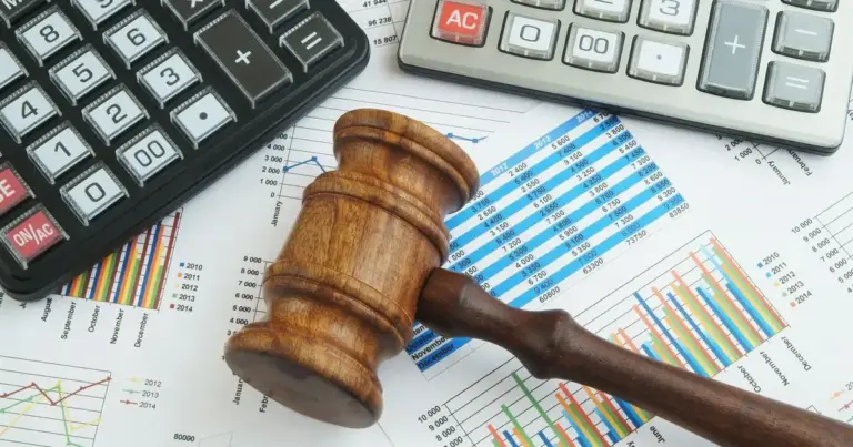 Πόσα χρήματα θα πάρετε στο χέρι αν απολυθείτε έχοντας συμπληρώσει πάνω από 15 έτη στον ίδιο εργοδότη; Αυτό είναι το κρίσιμο ερώτημα που απασχολεί χιλιάδες εργαζόμενους στον ιδιωτικό τομέα, ειδικά σε μια περίοδο που οι αναδιαρθρώσεις επιχειρήσεων είναι συχνό φαινόμενο. Η απάντηση δεν είναι μια απλή πράξη πολλαπλασιασμού, καθώς ο νόμος προβλέπει συγκεκριμένα «ταβάνια», επιπλέον μισθούς λόγω προϋπηρεσίας και διαφοροποιήσεις ανάλογα με το αν η απόλυση γίνει με ή χωρίς προειδοποίηση.