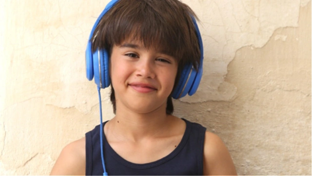 Ο μικρός Παυλής, πρωταγωνιστής της σειράς η "Η λέξη που δε λες" που έχει ως θέμα τον αυτισμό.