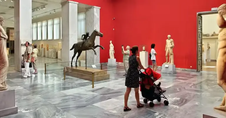 Το κλειδί για να εξασφαλίσετε μόνιμη ή εποχική θέση σε μουσεία και βιβλιοθήκες μέσω των προκηρύξεων του ΑΣΕΠ βρίσκεται στην εξειδικευμένη επιμόρφωση και, συγκεκριμένα, στα σεμινάρια που αφορούν την Οργάνωση και Διαχείριση Βιβλιοθηκών, Αρχείων και Μουσείων. Αν αναρωτιέστε ποιο πρόγραμμα θα σας δώσει το απαραίτητο προβάδισμα, η απάντηση κρύβεται στα μοριοδοτούμενα σεμινάρια ΑΕΙ, διάρκειας τουλάχιστον 7 μηνών και 400 ωρών, τα οποία γίνονται δεκτά από τις αρχές του ΑΣΕΠ για τις θέσεις Διοικητικών, Επιμελητών και Αρχειονομών.