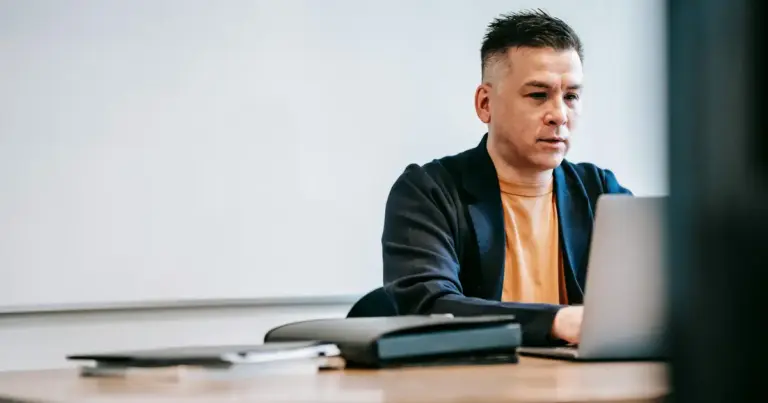 Η επιλογή του κατάλληλου προγράμματος ηγεσίας και διοίκησης (Management) αποτελεί τον καθοριστικό παράγοντα για να συγκεντρώσετε τα απαραίτητα μόρια και να ξεχωρίσετε στις κρίσεις προϊσταμένων του Δημοσίου μέσω ΑΣΕΠ. Τον Απρίλιο του 2026, οι απαιτήσεις για τις θέσεις ευθύνης έχουν γίνει ακόμα πιο συγκεκριμένες, με το ψηφιακό μητρώο υποψηφίων να πριμοδοτεί πιστοποιημένα σεμινάρια που εστιάζουν στη δημόσια διοίκηση, τη διαχείριση κρίσεων και τον ψηφιακό μετασχηματισμό. Αν στοχεύετε σε θέση τμηματάρχη ή διευθυντή, δεν αρκεί απλώς μια γενική επιμόρφωση· χρειάζεστε ένα πρόγραμμα που να φέρει την επίσημη σφραγίδα δημόσιου πανεπιστημίου ή του ΕΚΔΔΑ, εξασφαλίζοντας ότι η επένδυση του χρόνου σας θα μεταφραστεί σε πραγματικό προβάδισμα στον πίνακα κατάταξης.