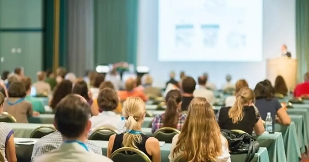 Η μοριοδότηση μέσω των σεμιναρίων στη Διαπολιτισμική Εκπαίδευση αποτελεί αυτή τη στιγμή το «κλειδί» για χιλιάδες εκπαιδευτικούς που στοχεύουν σε προσλήψεις μέσω ΑΣΕΠ, ένταξη στους πίνακες της Ειδικής Αγωγής, αλλά και στελέχωση των νέων δομών υποστήριξης προσφύγων και μεταναστών. Αν αναρωτιέστε πώς ακριβώς μεταφράζονται οι ώρες παρακολούθησης σε μονάδες και ποια σεμινάρια γίνονται δεκτά από το Υπουργείο Παιδείας, η απάντηση βρίσκεται στη διάρκεια και την πιστοποίηση του φορέα υλοποίησης.