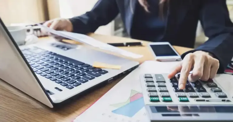 Η πιστοποίηση επαγγελματιών για την έκδοση συντάξεων του ΕΦΚΑ αποτελεί μια από τις πιο επικερδείς και σταθερές επαγγελματικές διεξόδους για δικηγόρους και λογιστές το 2026, προσφέροντας τη δυνατότητα απευθείας συμμετοχής στην εκκαθάριση των χιλιάδων αιτήσεων που κατατίθενται μηνιαίως. Αν είστε επαγγελματίας που αναζητά τρόπους να διευρύνει το πελατολόγιό του και να εξασφαλίσει μια πρόσθετη πηγή εισοδήματος μέσω των κρατικών αμοιβών ανά φάκελο, η παρακολούθηση των ειδικών σεμιναρίων και η επιτυχία στις εξετάσεις πιστοποίησης είναι ο μόνος δρόμος για να αποκτήσετε το δικαίωμα σύνταξης σχεδίων αποφάσεων που οδηγούν στην ταχύτερη έκδοση των συντάξεων.