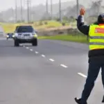 Ποια είναι τα απαραίτητα προσόντα και οι προϋποθέσεις για να εργαστεί κάποιος ως σχολικός τροχονόμος τη νέα σχολική χρονιά; Η απάντηση κρύβεται στον συνδυασμό της σωστής εκπαίδευσης μέσω ειδικών σεμιναρίων, της τήρησης των ηλικιακών ορίων και της ικανότητας διαχείρισης της οδικής ασφάλειας έξω από τις σχολικές μονάδες. Καθώς πλησιάζουμε στην περίοδο των αιτήσεων, οι ενδιαφερόμενοι οφείλουν να γνωρίζουν ότι ο ρόλος αυτός δεν είναι απλώς μια απασχόληση, αλλά ένα λειτούργημα που απαιτεί εγρήγορση, υπευθυνότητα και πιστοποιημένες γνώσεις.