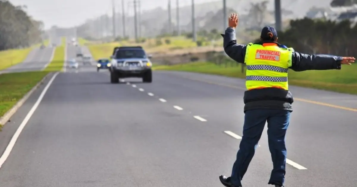 Ποια είναι τα απαραίτητα προσόντα και οι προϋποθέσεις για να εργαστεί κάποιος ως σχολικός τροχονόμος τη νέα σχολική χρονιά; Η απάντηση κρύβεται στον συνδυασμό της σωστής εκπαίδευσης μέσω ειδικών σεμιναρίων, της τήρησης των ηλικιακών ορίων και της ικανότητας διαχείρισης της οδικής ασφάλειας έξω από τις σχολικές μονάδες. Καθώς πλησιάζουμε στην περίοδο των αιτήσεων, οι ενδιαφερόμενοι οφείλουν να γνωρίζουν ότι ο ρόλος αυτός δεν είναι απλώς μια απασχόληση, αλλά ένα λειτούργημα που απαιτεί εγρήγορση, υπευθυνότητα και πιστοποιημένες γνώσεις.