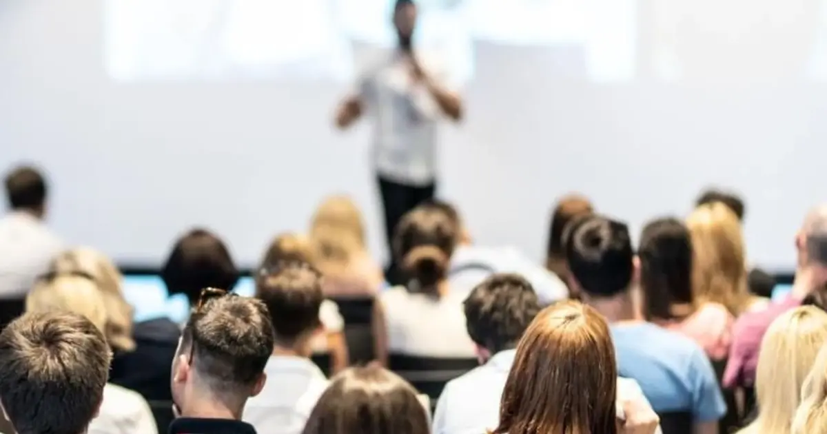 Αν αναζητάτε τα σεμινάρια που προσφέρουν την απαραίτητη μοριοδότηση για προκηρύξεις ΑΣΕΠ, διορισμούς εκπαιδευτικών και προσλήψεις στο δημόσιο, η περίοδος αμέσως μετά το Πάσχα αποτελεί το πιο κρίσιμο χρονικό σημείο για να ξεκινήσετε. Με τις μεγάλες προκηρύξεις για την εκπαίδευση (Γενική και Ειδική Αγωγή) αλλά και τις μόνιμες θέσεις σε δήμους και υπουργεία να βρίσκονται σε σταθερή τροχιά, η έγκαιρη εγγραφή σε πιστοποιημένα προγράμματα εξασφαλίζει ότι θα έχετε το χαρτί στα χέρια σας πριν κλείσουν οι επόμενοι πίνακες.