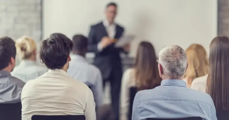 Η τάση που επικρατεί φέτος είναι ξεκάθαρη: οι δεξιότητες που «καίνε» αφορούν την ανάλυση δεδομένων, τη χρήση εργαλείων τεχνητής νοημοσύνης στην καθημερινή εργασία και την κατανόηση των αρχών βιωσιμότητας.