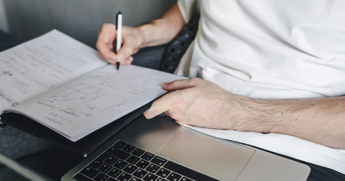 Η απόκτηση 2 επιπλέον μορίων σε μόλις 15 ημέρες για τις προκηρύξεις του ΑΣΕΠ δεν είναι απλώς εφικτή, αλλά αποτελεί τη μοναδική «έξυπνη» κίνηση που μπορεί να κάνει ένας υποψήφιος σήμερα για να ξεπεράσει τον ανταγωνισμό. Αν προετοιμάζεστε για την επόμενη μεγάλη προκήρυξη μόνιμου προσωπικού ή για θέσεις σε δήμους και φορείς του δημοσίου, ο χρόνος μετράει αντίστροφα. Η σωστή επιλογή σεμιναρίων μοριοδότησης και πιστοποιήσεων μπορεί να σας φέρει από τις τελευταίες θέσεις των πινάκων κατάταξης απευθείας στους διοριστέους, αρκεί να γνωρίζετε ποια ακριβώς χαρτιά αναγνωρίζει ο νόμος και πώς θα τα αποκτήσετε με τη διαδικασία του «κατεπείγοντος».