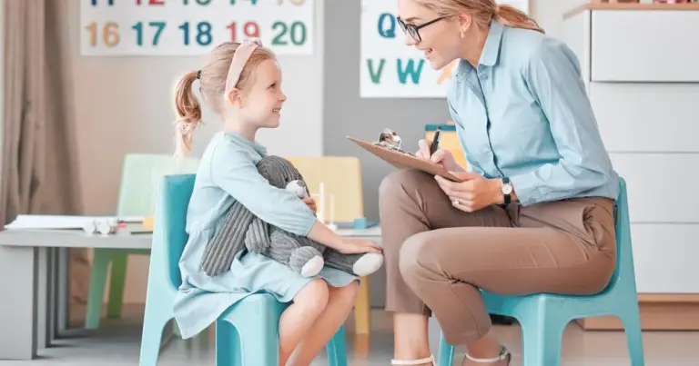 Με τις νέες προκηρύξεις να πλησιάζουν και τις απαιτήσεις των σύγχρονων σχολικών τάξεων να αυξάνονται, η κατοχή ενός ετήσιου επιμορφωτικού τίτλου στη σχολική ψυχολογία δεν είναι απλώς ένα τυπικό προσόν, αλλά μια στρατηγική επιλογή που μπορεί να καθορίσει τη σειρά κατάταξης και την πιθανότητα πρόσληψης για χιλιάδες εκπαιδευτικούς.