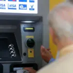 Με στόχο τη διευκόλυνση των συνταξιούχων, η διοίκηση του φορέα μετέφερε τις ημερομηνίες κατάθεσης για τις συντάξεις Μαΐου, έτσι ώστε τα χρήματα να πιστωθούν στους λογαριασμούς πριν από το τέλος του μήνα. Όπως συμβαίνει πάντα, τα ποσά θα εμφανιστούν στα ΑΤΜ από το απόγευμα της προηγούμενης εργάσιμης ημέρας.