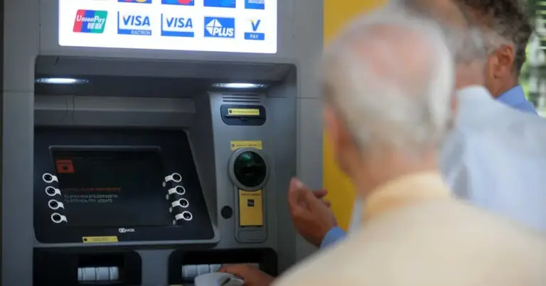 Με στόχο τη διευκόλυνση των συνταξιούχων, η διοίκηση του φορέα μετέφερε τις ημερομηνίες κατάθεσης για τις συντάξεις Μαΐου, έτσι ώστε τα χρήματα να πιστωθούν στους λογαριασμούς πριν από το τέλος του μήνα. Όπως συμβαίνει πάντα, τα ποσά θα εμφανιστούν στα ΑΤΜ από το απόγευμα της προηγούμενης εργάσιμης ημέρας.