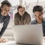 Το κράτος επενδύει πλέον στοχευμένα στην επιστροφή του ανθρώπινου κεφαλαίου που μετανάστευσε τα προηγούμενα χρόνια, καλύπτοντας σημαντικό μέρος των εξόδων μετεγκατάστασης και πρώτης λειτουργίας.