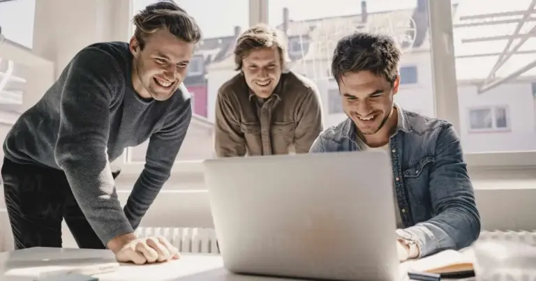 Το κράτος επενδύει πλέον στοχευμένα στην επιστροφή του ανθρώπινου κεφαλαίου που μετανάστευσε τα προηγούμενα χρόνια, καλύπτοντας σημαντικό μέρος των εξόδων μετεγκατάστασης και πρώτης λειτουργίας.