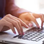 Τα ετήσια επιμορφωτικά σεμινάρια 400 ωρών αποτελούν αυτή τη στιγμή το «χρυσό» διαβατήριο για τους διορισμούς και τις προσλήψεις αναπληρωτών σε Εκπαίδευση και Υγεία, καθώς εξασφαλίζουν τη μέγιστη μοριοδότηση (2 μόρια) στις προκηρύξεις του ΑΣΕΠ. Με τις αλλαγές που ισχύουν το 2026, η παρακολούθηση αυτών των προγραμμάτων από δημόσια πανεπιστήμια δεν είναι πλέον μια προαιρετική επιλογή, αλλά μια αναγκαία επένδυση για όσους θέλουν να προηγηθούν στους πίνακες κατάταξης.