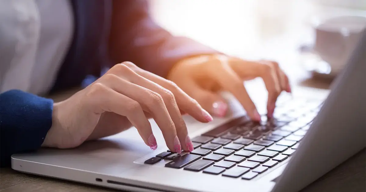 Τα ετήσια επιμορφωτικά σεμινάρια 400 ωρών αποτελούν αυτή τη στιγμή το «χρυσό» διαβατήριο για τους διορισμούς και τις προσλήψεις αναπληρωτών σε Εκπαίδευση και Υγεία, καθώς εξασφαλίζουν τη μέγιστη μοριοδότηση (2 μόρια) στις προκηρύξεις του ΑΣΕΠ. Με τις αλλαγές που ισχύουν το 2026, η παρακολούθηση αυτών των προγραμμάτων από δημόσια πανεπιστήμια δεν είναι πλέον μια προαιρετική επιλογή, αλλά μια αναγκαία επένδυση για όσους θέλουν να προηγηθούν στους πίνακες κατάταξης.