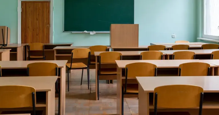 Η νέα εγκύκλιος για την πρόσληψη σχολικών καθαριστριών το 2026 καθιστά τα ταχύρρυθμα σεμινάρια του Ινστιτούτου Εργασίας (ΙΝΕ-ΓΣΕΕ) ή άλλων πιστοποιημένων φορέων ως απαραίτητο κριτήριο για την εξασφάλιση επιπλέον μοριοδότησης, η οποία μπορεί να κρίνει την τελική κατάταξη στους πίνακες των Δήμων.