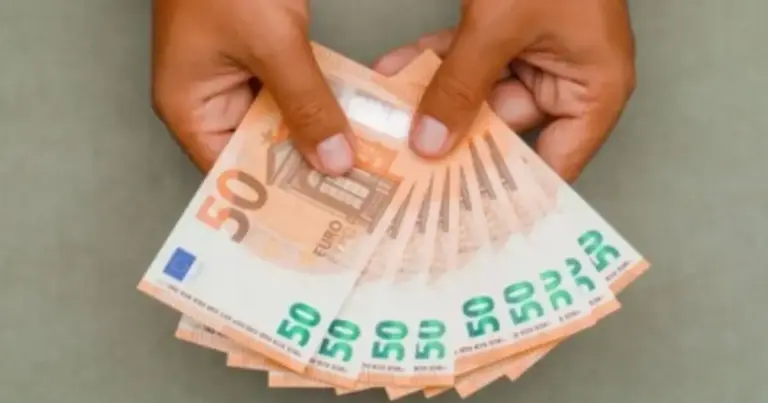 Μέχρι τα μεσάνυχτα σήμερα, Πέμπτη 30 Απριλίου 2026, έχουν το τελευταίο περιθώριο χιλιάδες εργαζόμενοι και άνεργοι να υποβάλουν την αίτησή τους για το πρόγραμμα κατάρτισης που οδηγεί σε επίδομα έως 400 ευρώ. Η πλατφόρμα voucher.gov.gr δέχεται τις τελευταίες αιτήσεις για το τρέχον σκέλος της δράσης, η οποία εστιάζει στις ψηφιακές και πράσινες δεξιότητες.