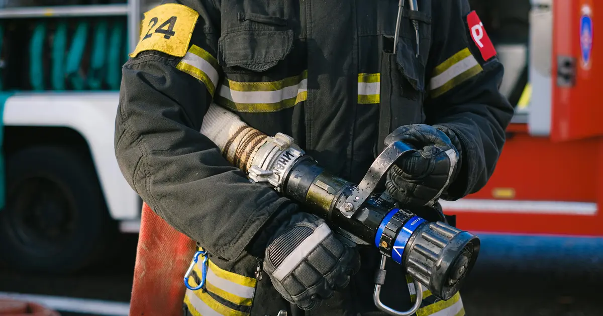 Λήγει σήμερα, Παρασκευή 17 Απριλίου 2026, η προθεσμία υποβολής αιτήσεων για τις προσλήψεις στο Πυροσβεστικό Σώμα μέσω ΑΣΕΠ, με εκατοντάδες υποψηφίους να δίνουν «μάχη» με τον χρόνο για να προλάβουν να οριστικοποιήσουν τη συμμετοχή τους. Αν σκοπεύετε να διεκδικήσετε μια θέση στον κρίσιμο τομέα της πυρόσβεσης και της πολιτικής προστασίας, οι επόμενες ώρες είναι καθοριστικές, καθώς η ηλεκτρονική πλατφόρμα αναμένεται να κλείσει οριστικά το βράδυ, χωρίς να έχει ανακοινωθεί μέχρι στιγμής κάποια πρόθεση για παράταση.