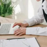 Από αύριο, Δευτέρα 27 Απριλίου, τίθενται σε εφαρμογή οι νέες προσαρμογές στις ασφαλιστικές εισφορές για εκατοντάδες χιλιάδες αυτοαπασχολούμενους, ελεύθερους επαγγελματίες και αγρότες, καθώς ο ΕΦΚΑ ολοκληρώνει τη διαδικασία εκκαθάρισης και ενεργοποιεί τα νέα κλιμάκια χρέωσης. Οι αλλαγές αυτές επηρεάζουν άμεσα τον οικογενειακό προγραμματισμό, καθώς η πρώτη δόση με τα νέα δεδομένα θα πρέπει να καταβληθεί έως το τέλος του επόμενου μήνα, ενώ οι ηλεκτρονικές υπηρεσίες του φορέα ανανεώνονται για να υποδεχθούν τα νέα ειδοποιητήρια.