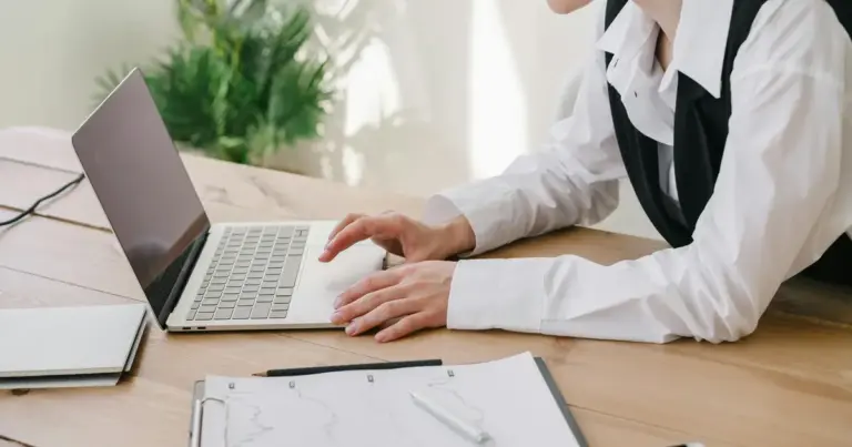 Από αύριο, Δευτέρα 27 Απριλίου, τίθενται σε εφαρμογή οι νέες προσαρμογές στις ασφαλιστικές εισφορές για εκατοντάδες χιλιάδες αυτοαπασχολούμενους, ελεύθερους επαγγελματίες και αγρότες, καθώς ο ΕΦΚΑ ολοκληρώνει τη διαδικασία εκκαθάρισης και ενεργοποιεί τα νέα κλιμάκια χρέωσης. Οι αλλαγές αυτές επηρεάζουν άμεσα τον οικογενειακό προγραμματισμό, καθώς η πρώτη δόση με τα νέα δεδομένα θα πρέπει να καταβληθεί έως το τέλος του επόμενου μήνα, ενώ οι ηλεκτρονικές υπηρεσίες του φορέα ανανεώνονται για να υποδεχθούν τα νέα ειδοποιητήρια.