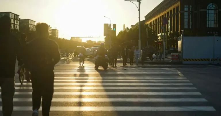 Από αύριο Δευτέρα τίθενται σε εφαρμογή οι νέες ρυθμίσεις που ανατρέπουν τα δεδομένα στο ωράριο, τις αμοιβές και τις ψηφιακές υποχρεώσεις των εργαζομένων, καθιερώνοντας ένα αυστηρότερο πλαίσιο ελέγχου μέσω της ψηφιακής κάρτας εργασίας.