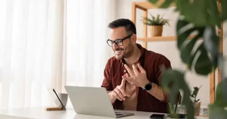 Από τη Δευτέρα 6 Απριλίου, το τοπίο στην αγορά εργασίας μεταβάλλεται ριζικά, καθώς τίθενται σε εφαρμογή οι νέες ρυθμίσεις που επηρεάζουν άμεσα το ωράριο, τις αμοιβές και τον τρόπο καταγραφής της απασχόλησης στον ιδιωτικό τομέα. Σήμερα, είναι η στιγμή να ξεκαθαρίσουμε τι ακριβώς σημαίνουν αυτές οι αλλαγές για την τσέπη και την καθημερινότητά σας, προσφέροντας έναν πρακτικό οδηγό ώστε να μην βρεθείτε προ εκπλήξεων την ώρα που θα χτυπήσετε κάρτα ή θα λάβετε την επόμενη μισθοδοσία σας.