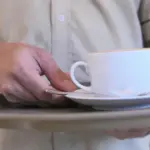 Οι νέες ρυθμίσεις που τίθενται σε εφαρμογή από τη Δευτέρα φέρνουν σαρωτικές αλλαγές στον τρόπο που καταγράφεται ο χρόνος εργασίας, στον υπολογισμό των υπερωριών αλλά και στον τρόπο με τον οποίο οι επιχειρήσεις οφείλουν να δηλώνουν τις μεταβολές στο ωράριο των υπαλλήλων τους. Καθώς διανύουμε το δεύτερο μισό του Απριλίου, η πλήρης ενεργοποίηση των διατάξεων για την ψηφιακή κάρτα σε νέους κλάδους και η αυστηροποίηση των ελέγχων από την Επιθεώρηση Εργασίας δημιουργούν ένα νέο τοπίο, όπου η γνώση των δικαιωμάτων σας αποτελεί το μοναδικό «όπλο» για να διασφαλίσετε ότι κάθε ώρα απασχόλησης θα πληρώνεται κανονικά.