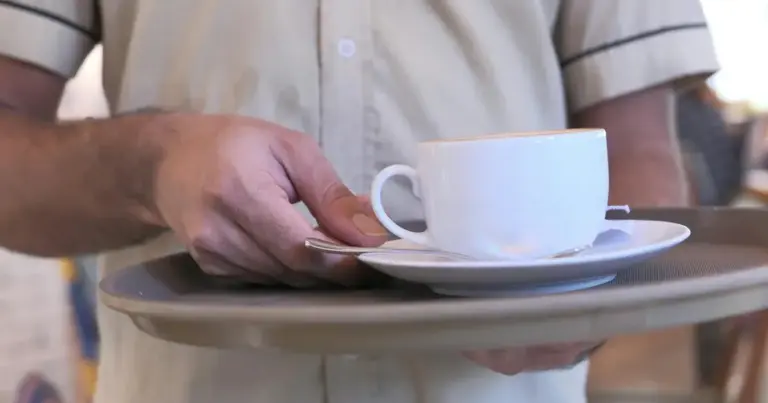 Οι νέες ρυθμίσεις που τίθενται σε εφαρμογή από τη Δευτέρα φέρνουν σαρωτικές αλλαγές στον τρόπο που καταγράφεται ο χρόνος εργασίας, στον υπολογισμό των υπερωριών αλλά και στον τρόπο με τον οποίο οι επιχειρήσεις οφείλουν να δηλώνουν τις μεταβολές στο ωράριο των υπαλλήλων τους. Καθώς διανύουμε το δεύτερο μισό του Απριλίου, η πλήρης ενεργοποίηση των διατάξεων για την ψηφιακή κάρτα σε νέους κλάδους και η αυστηροποίηση των ελέγχων από την Επιθεώρηση Εργασίας δημιουργούν ένα νέο τοπίο, όπου η γνώση των δικαιωμάτων σας αποτελεί το μοναδικό «όπλο» για να διασφαλίσετε ότι κάθε ώρα απασχόλησης θα πληρώνεται κανονικά.