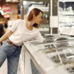 Κλειστά παραμένουν σήμερα, Παρασκευή 1 Μαΐου 2026, τα σούπερ μάρκετ και η πλειονότητα των εμπορικών καταστημάτων σε όλη τη χώρα, καθώς η Πρωτομαγιά είναι θεσμοθετημένη ως ημέρα υποχρεωτικής αργίας.
