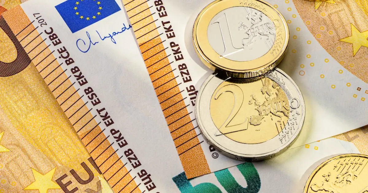 Η άδεια άνευ αποδοχών αποτελεί μια συχνή επιλογή για χιλιάδες εργαζόμενους στον ιδιωτικό τομέα που χρειάζονται επιπλέον χρόνο για προσωπικούς ή οικογενειακούς λόγους, όμως η χρήση της κρύβει σημαντικές παγίδες για τα ένσημα, την ασφαλιστική κάλυψη και τον υπολογισμό στο Δώρο Πάσχα. Αν σκέφτεστε να καταθέσετε αίτημα για άδεια χωρίς αποδοχές μέσα στο 2026, θα πρέπει να γνωρίζετε ότι αυτή η περίοδος θεωρείται χρόνος αναστολής της εργασιακής σχέσης, γεγονός που σημαίνει ότι για όσο διάστημα λείπετε, δεν εισπράττετε μισθό, δεν κολλάνε ένσημα και μειώνεται αναλογικά το ποσό που θα δείτε στον λογαριασμό σας ως πασχαλινό επίδομα.